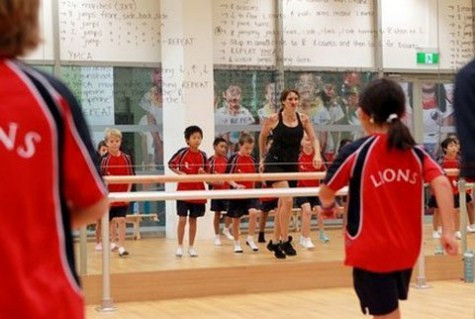 Học phí của trường dao động từ 12.620 USD tới 31.010 USD/ năm. >>Rớt nước mắt vì học sinh phải quỳ đất trong lễ khai giảng >>Nước mắt người mẹ có con thi đậu Học viện Tài chính Chùm ảnh: Bản hiếu học ở cuối trời Tây Bắc Chùm ảnh: Những trò chơi thuở ấu thơ của học trò (P2)