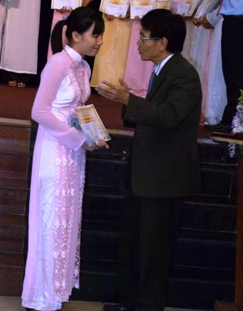 Sau khi nhận suất học bổng Vallet trị giá 8 triệu đồng, Cát Tường đã trích một nửa giá trị suất học bổng để tặng các em ở làng trẻ SOS TP Đồng Hới