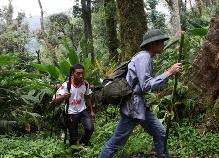 Các thầy giáo ở Trường dân tộc bán trú xã Tá Bạ trên đường đến điểm trường Nhóm Pó.