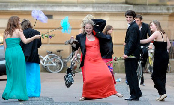 Những trò tai quái của sinh viên Anh chào đón tân sinh viên Những trò tai quái của sinh viên Anh chào đón tân sinh viên