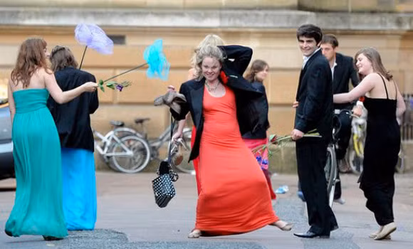 Những trò tai quái của sinh viên Anh chào đón tân sinh viên