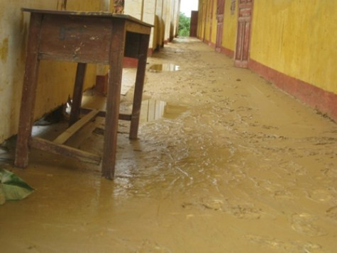 Bùn đất ... >>Rớt nước mắt vì học sinh phải quỳ đất trong lễ khai giảng >>Nước mắt người mẹ có con thi đậu Học viện Tài chính Chùm ảnh: Bản hiếu học ở cuối trời Tây Bắc Chùm ảnh: Những trò chơi thuở ấu thơ của học trò (P2)