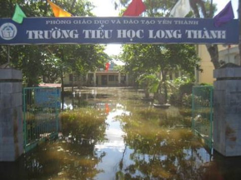 Trường tiểu học Long Thành, huyện Yên Thành, Nghệ An vẫn đang bị nước lũ bao vây >>Rớt nước mắt vì học sinh phải quỳ đất trong lễ khai giảng >>Nước mắt người mẹ có con thi đậu Học viện Tài chính Chùm ảnh: Bản hiếu học ở cuối trời Tây Bắc Chùm ảnh: Những trò chơi thuở ấu thơ của học trò (P2)