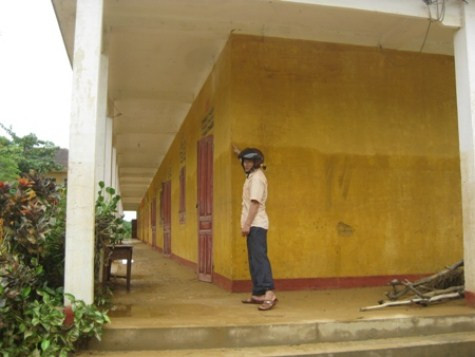 Vệt nước là nhũng gì còn sót lại tại Trường tiểu học Hương Đô- Nghệ An >>Rớt nước mắt vì học sinh phải quỳ đất trong lễ khai giảng >>Nước mắt người mẹ có con thi đậu Học viện Tài chính Chùm ảnh: Bản hiếu học ở cuối trời Tây Bắc Chùm ảnh: Những trò chơi thuở ấu thơ của học trò (P2)