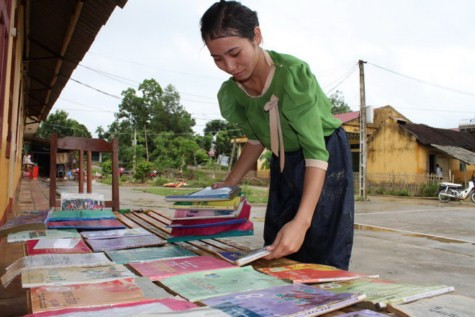 Cô giáo Lê Thị Quỳnh ở xã Lương Sơn, huyện Thường Xuân (Thanh Hóa) đang phơi đống sách giáo khoa bị ướt do mưa lũ >>Rớt nước mắt vì học sinh phải quỳ đất trong lễ khai giảng >>Nước mắt người mẹ có con thi đậu Học viện Tài chính Chùm ảnh: Bản hiếu học ở cuối trời Tây Bắc Chùm ảnh: Những trò chơi thuở ấu thơ của học trò (P2)