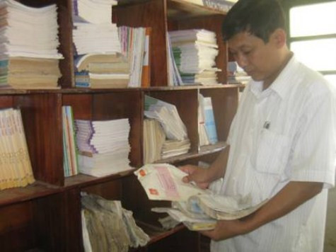 Số sách còn lại cũng bị ẩm, mốc do nước lũ >>Rớt nước mắt vì học sinh phải quỳ đất trong lễ khai giảng >>Nước mắt người mẹ có con thi đậu Học viện Tài chính Chùm ảnh: Bản hiếu học ở cuối trời Tây Bắc Chùm ảnh: Những trò chơi thuở ấu thơ của học trò (P2)