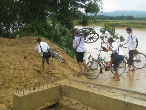 Trẻ em Hà Tĩnh vác xe đạp đi học >>Rớt nước mắt vì học sinh phải quỳ đất trong lễ khai giảng >>Nước mắt người mẹ có con thi đậu Học viện Tài chính Chùm ảnh: Bản hiếu học ở cuối trời Tây Bắc Chùm ảnh: Những trò chơi thuở ấu thơ của học trò (P2)