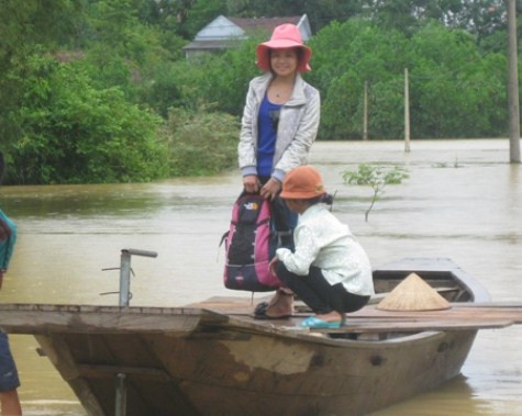 Đò ngang là phương tiện đến trường của yếu của học sinh tại xã Phương Mỹ (Hương Khê, Hà Tĩnh). >>Rớt nước mắt vì học sinh phải quỳ đất trong lễ khai giảng >>Nước mắt người mẹ có con thi đậu Học viện Tài chính Chùm ảnh: Bản hiếu học ở cuối trời Tây Bắc Chùm ảnh: Những trò chơi thuở ấu thơ của học trò (P2)