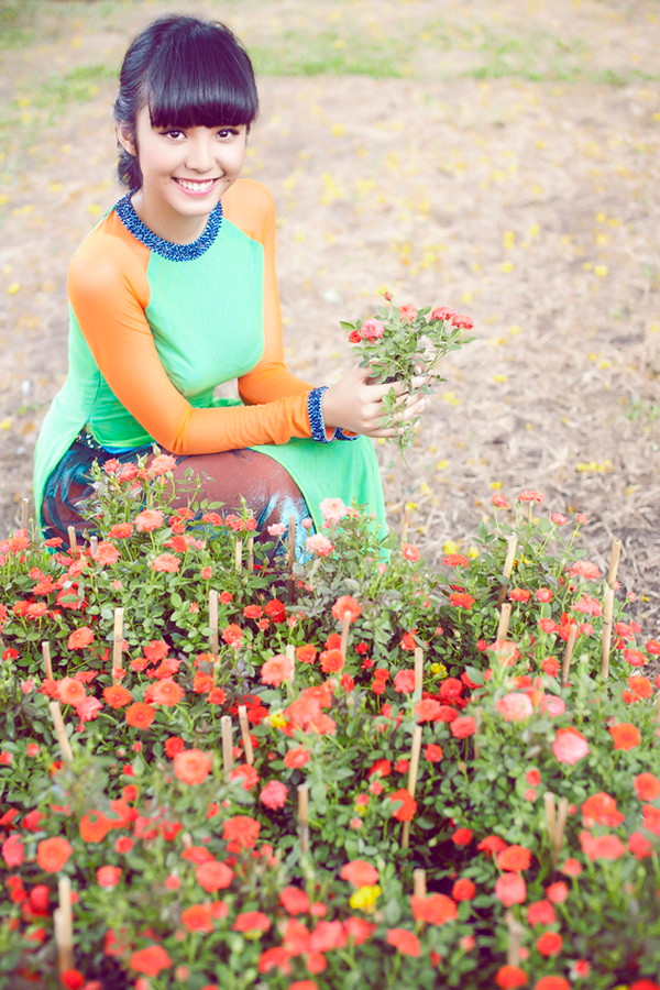 Trong bộ ảnh mới nhân dịp xuân Nhâm Thìn, Bảo Trân được ê kíp gồm stylist Tân Đà Lạt, make-up Quốc Anh và nhà thiết kế Thuận Việt khai thác vẻ đẹp dịu dàng, trong sáng.