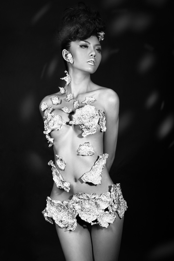 Hằng Nguyễn lạ mắt với giấy bạc. Năm vừa qua Hằng đã đoạt giải siêu mẫu ăn ảnh 2011