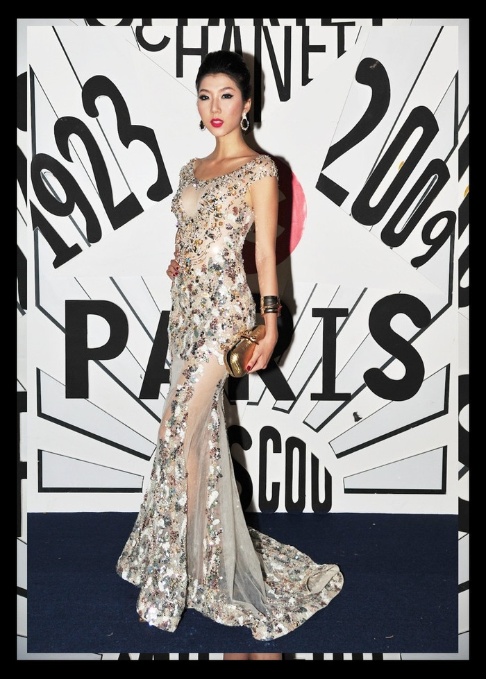 Ngọc Quyên chọn cho mình chiếc áo dạ hội “kín mà hở” bằng chất liệu vải mềm, thêu hoa văn rất nền nã.