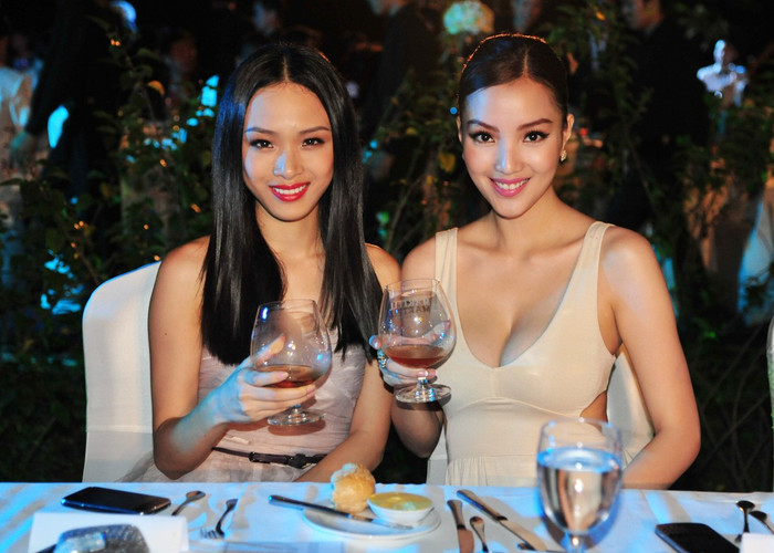 Huỳnh Bích Phương (phải) cực kỳ quyến rũ trong chiếc áo ôm sát, thấp thoáng vòng 1 đầy đặn. Ngồi cạnh cô là người đẹp Hồ Phương Nga.