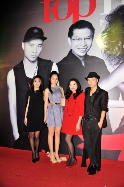 Mẹ, con nhà thiết kế Đỗ Mạnh Cường chụp ảnh lưu niệm cùng Dương Cẩm Lynh. Mẹ, con nhà thiết kế Đỗ Mạnh Cường chụp ảnh lưu niệm cùng Dương Cẩm Lynh.