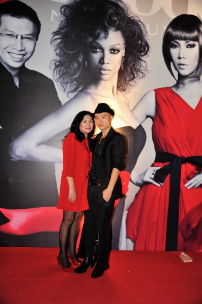 Có con trai là nhà thiết kế nổi tiếng Đỗ Mạnh Cường nên trang phục của bà rất nền nã, sang trọng và phù hợp với độ tuổi, không hề “lép vế” khi đứng cạnh những người mẫu chuyên nghiệp. Có con trai là nhà thiết kế nổi tiếng Đỗ Mạnh Cường nên trang phục của bà rất nền nã, sang trọng và phù hợp với độ tuổi, không hề “lép vế” khi đứng cạnh những người mẫu chuyên nghiệp.