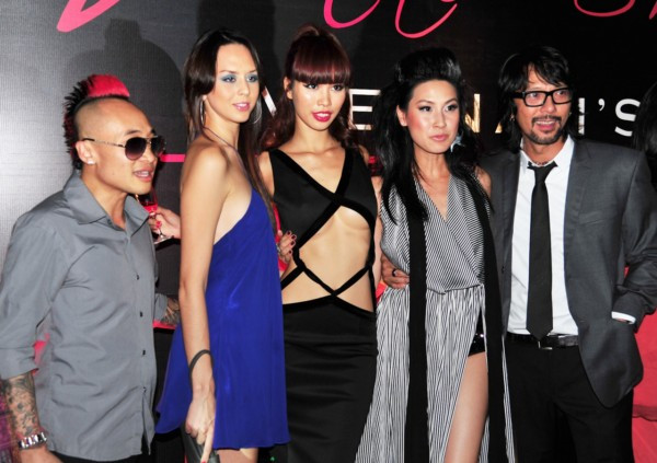 Trang phục kín đáo của Kathy Uyên khá “chỏi” với trang phục hở toàn bộ phần bụng và lấp ló một phần ngực của Hà Anh. Trang phục kín đáo của Kathy Uyên khá “chỏi” với trang phục hở toàn bộ phần bụng và lấp ló một phần ngực của Hà Anh.