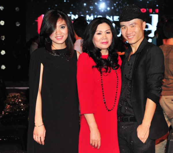 Ít ai biết rằng, đây chính là mẹ và em gái của vị giám khảo "khó tính" này. Họ bay từ Mỹ về Việt Nam để kịp xem chương trình của anh. Ít ai biết rằng, đây chính là mẹ và em gái của vị giám khảo "khó tính" này. Họ bay từ Mỹ về Việt Nam để kịp xem chương trình của anh.