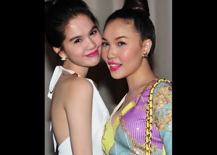 Trong chiếc đầm trắng nền nã, Ngọc Trinh luôn sánh bước củng Quỳnh Thư. Trong chiếc đầm trắng nền nã, Ngọc Trinh luôn sánh bước củng Quỳnh Thư.