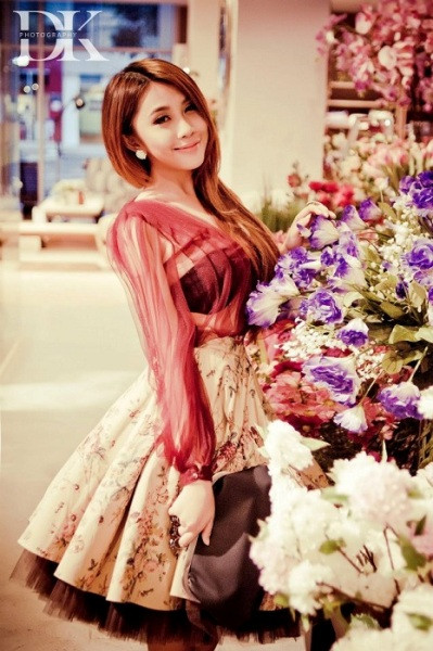 Nhìn bề ngoài Gào không mạnh mẽ, gai góc như trong tác phẩm. Thậm chí cô mang vẻ đẹp tươi trẻ, đáng yêu.