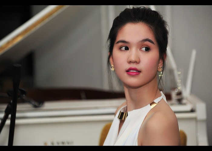 Nụ cười tươi sáng trong ngần của Ngọc Trinh. Vẻ đẹp thánh thiện, khác hẳn với hình ảnh phản cảm trong loạt ảnh nude bị dư luận phản ứng trước đây. Nụ cười tươi sáng trong ngần của Ngọc Trinh. Vẻ đẹp thánh thiện, khác hẳn với hình ảnh phản cảm trong loạt ảnh nude bị dư luận phản ứng trước đây.