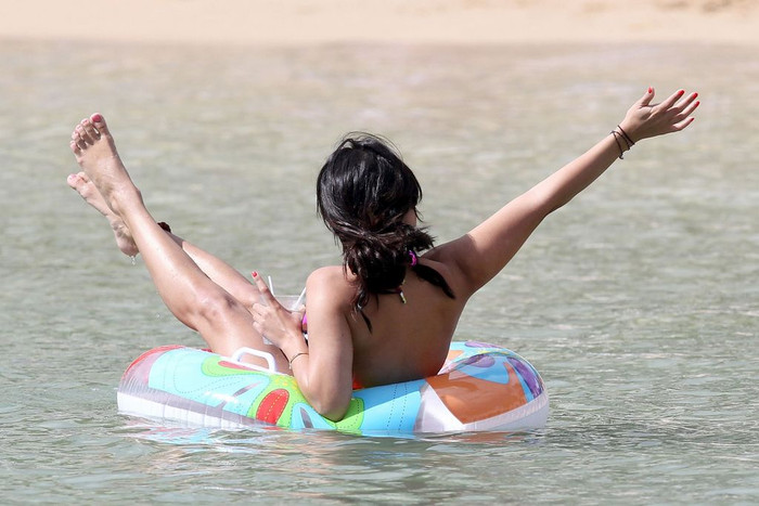 Rất nhiều những hình ảnh như thế này, cô vung tay, cười đùa, nhảy nhót. Cùng xem thêm những "vũ điệu áo tắm" của Vanessa Hudgens ở Hawaii.