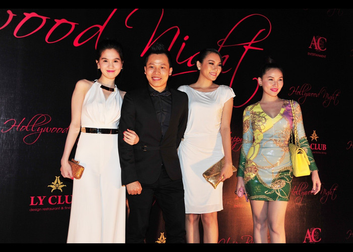 Đến buổi tiệc, dĩ nhiên không thể thiếu Vũ Khắc Tiệp, người đã có công tạo dựng tên tuổi cho cô. Đến buổi tiệc, dĩ nhiên không thể thiếu Vũ Khắc Tiệp, người đã có công tạo dựng tên tuổi cho cô.