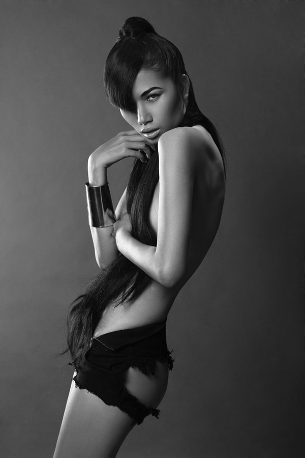 Trang Lạ ấn tượng với mái tóc dài và quần short khoe vòng 3 cực sock