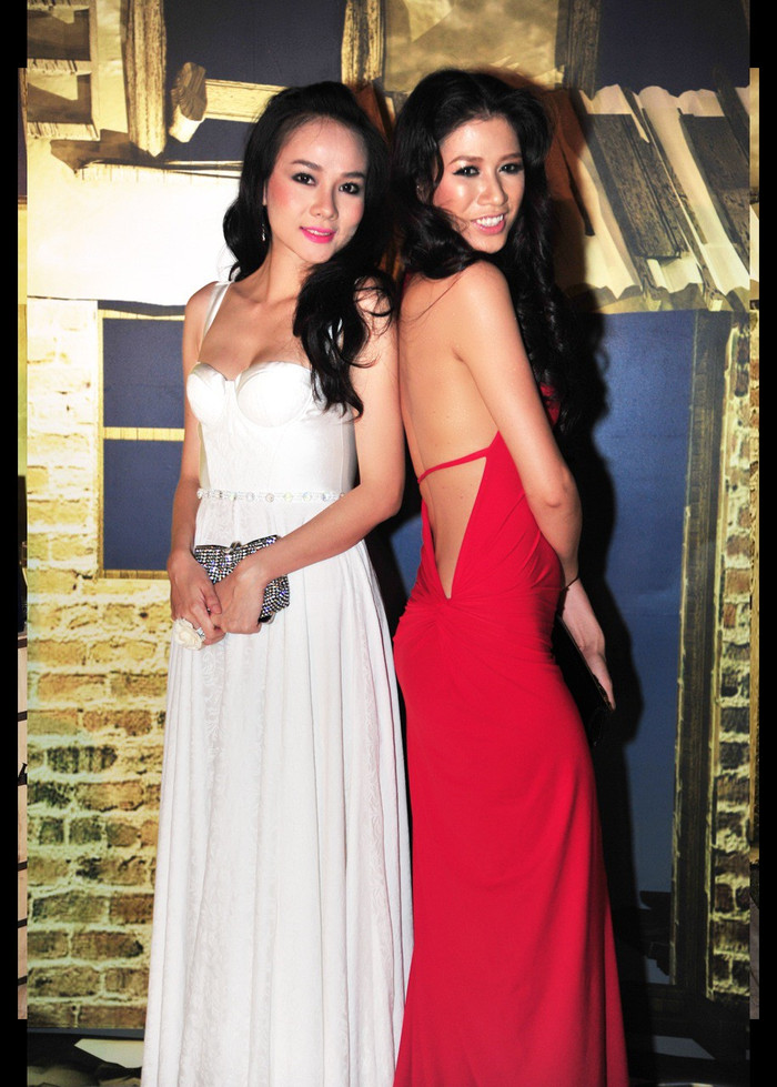 Tuy là người mẫu thuộc lớp trước nhưng Dương Yến Ngọc có vẻ không hề kém cạnh Trang Trần (váy đỏ) trong trang phục hở lưng.