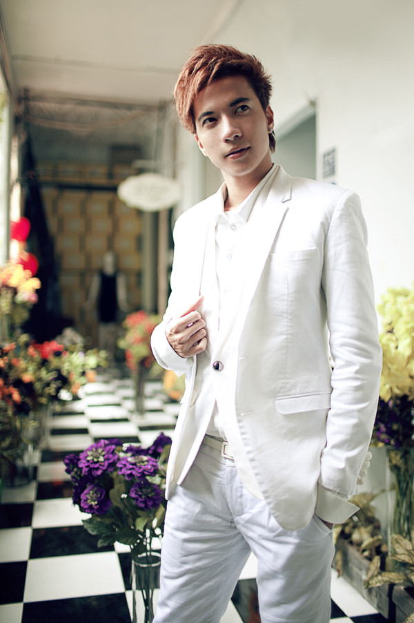 Các anh chàng của nhóm 365 xuất hiện trong trang phục lịch lãm. Thành viên S.T khoe vẻ