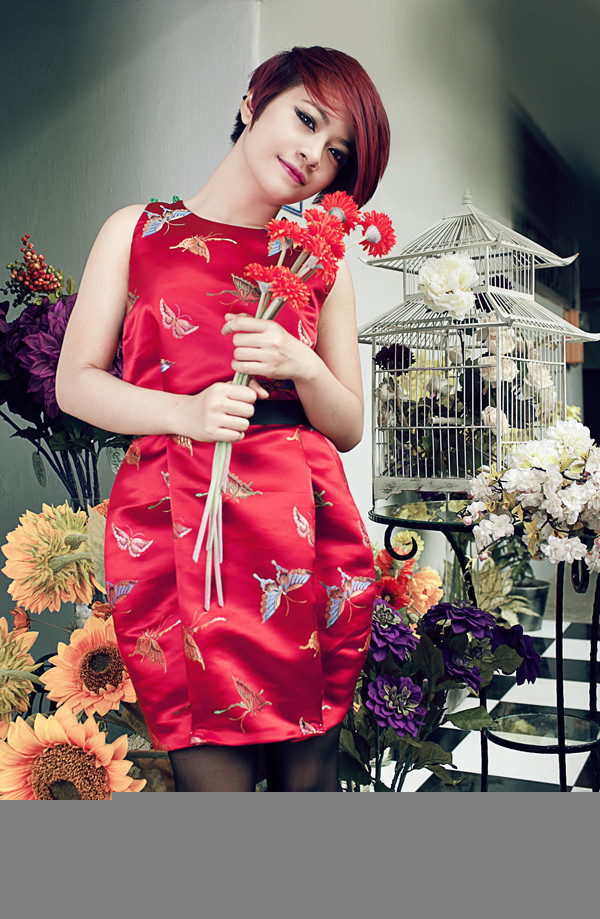 Mi-a, học trò mới nhất của Ngô Thanh Vân khoe sắc bên hoa. Mi-a sở hữu giọng hát và cá tính mạnh mẽ. Thế mạnh của cô là vũ đạo.