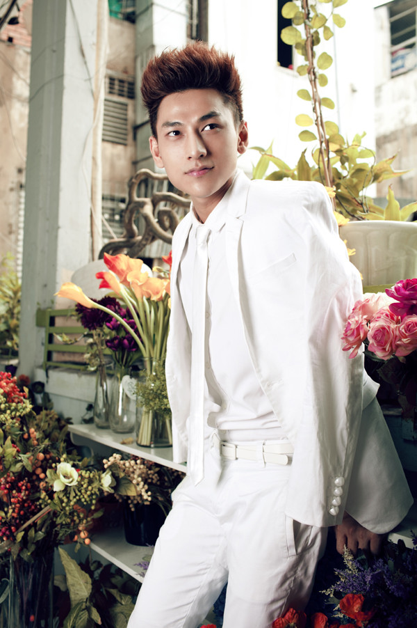 Anh chàng điển trai Issac, vừa là trưởng nhóm, vừa đảm nhận vai trò VJ của kênh âm nhạc YAN TV.