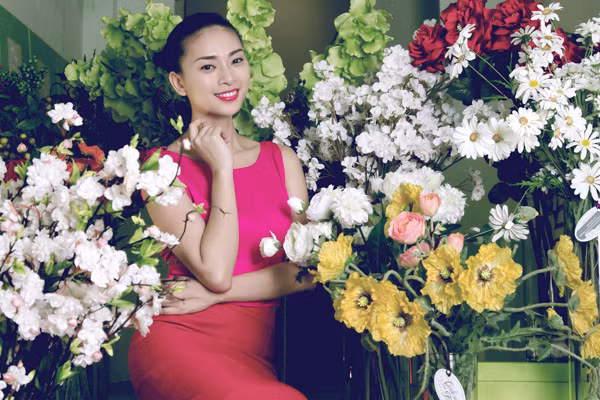 Ngô Thanh Vân và các học trò thực hiện một buổi chụp ảnh và quay hình để dành tặng những lời chúc tốt đẹp cho khán giả nhân dịp Tết đến.