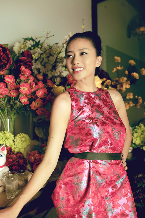 Người đẹp khoe dáng giữa vườn hoa rực rỡ. Năm qua, ngoài việc tham gia bộ phim điện ảnh "Ngôi nhà trong hẻm", Ngô Thanh Vân hầu như tập trung toàn bộ công sức và thời gian cho việc phát triển sự nghiệp ca hát của các học trò như nhóm nhạc 365, ca sĩ trẻ Mi-a.