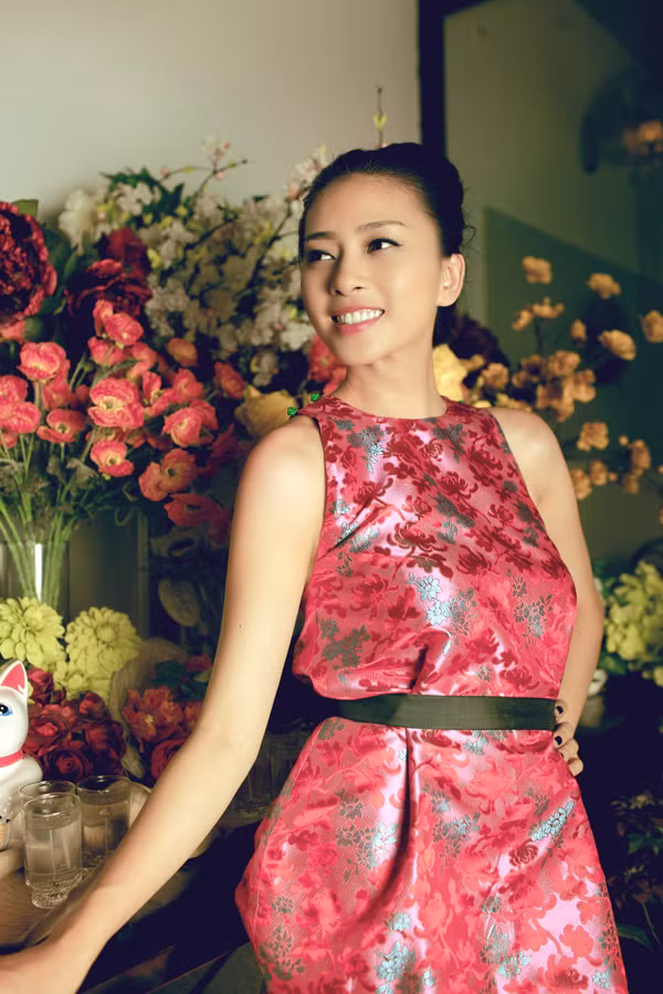 Người đẹp khoe dáng giữa vườn hoa rực rỡ. Năm qua, ngoài việc tham gia bộ phim điện ảnh "Ngôi nhà trong hẻm", Ngô Thanh Vân hầu như tập trung toàn bộ công sức và thời gian cho việc phát triển sự nghiệp ca hát của các học trò như nhóm nhạc 365, ca sĩ trẻ Mi-a.