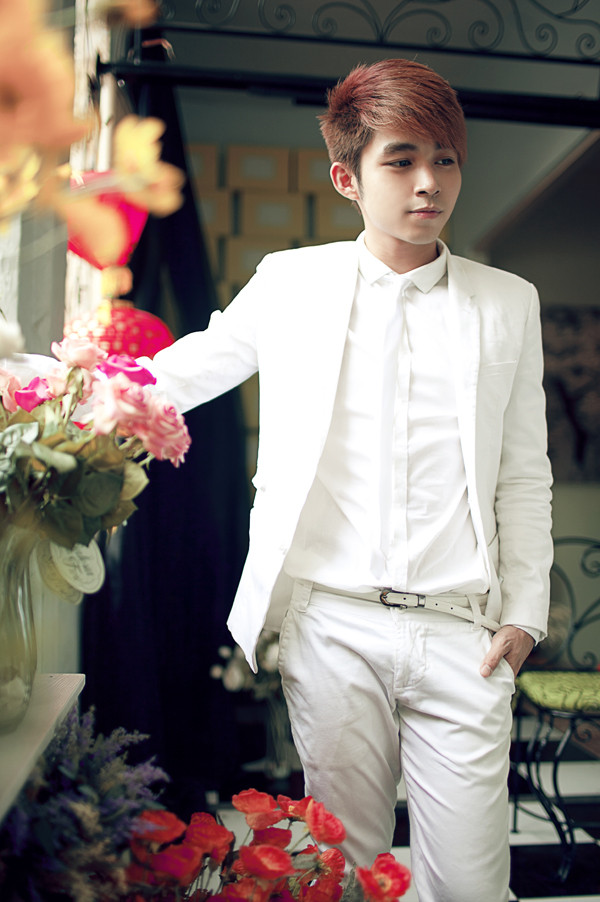 Jun cũng rất chững chạc với trang phục vest.