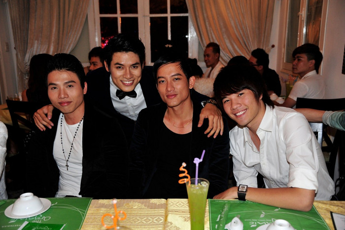 Lê Khôi Nguyên hoà cùng tình cảm ấm áp của những người bạn thân: Quốc Tường, Trung Cương, Việt Anh.