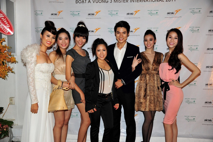 …và những người bạn nữ.