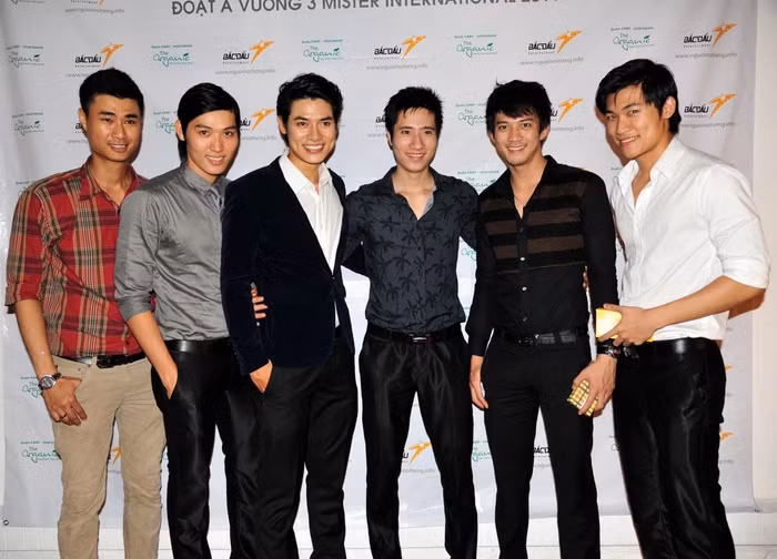 Lê Khôi Nguyên hạnh phúc bên cạnh những người bạn nam.