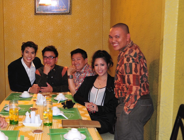 Nhiếp ảnh gia Quốc Huy cùng vợ là chuyên viên trang điểm Hạ My cũng đến chia sẻ niềm vui cùng người em trai kết nghĩa của mình. (Thứ 3, 4 từ trái sang). Ảnh: D.C