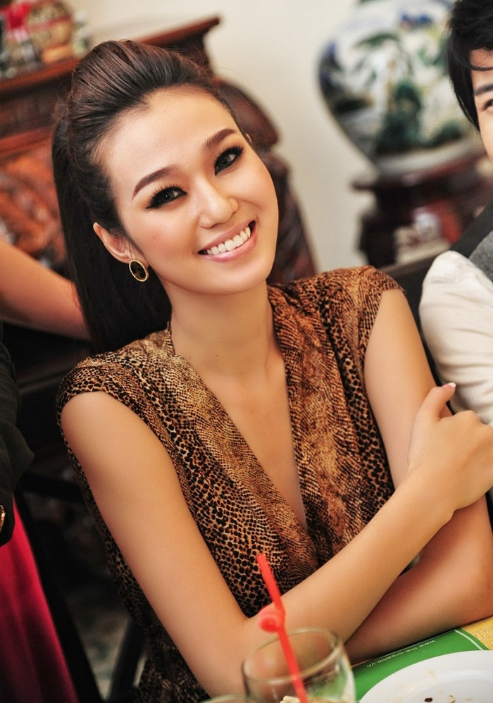 Nét rạng ngời của Khánh My trong ngày vui của tân Á vương 3 Mister Internatinal.