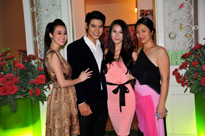 Từ trái sang: Khánh My, Lê khôi Nguyên, Thái Hà và bà Bích Dung, giám đốc công ty Bắc Đẩu, người đã có công lớn đưa Lê Khôi Nguyên đến thành công tại cuộc thi Mister Internatinal 2011.