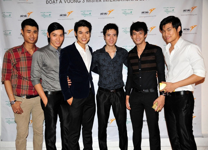 Lê Khôi Nguyên hạnh phúc bên cạnh những người bạn nam.