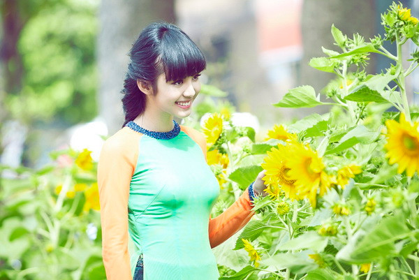 Cô người mẫu 14 tuổi phải đối diện với nhiều luồng dư luận khác nhau khi biến hóa hình ảnh liên tục, khi trong sáng, lúc gợi cảm. Tuy nhiên, cô khá bản lĩnh và thẳng thắn bày tỏ quan điểm riêng chứ không né tránh hay tỏ ra yếu đuối.