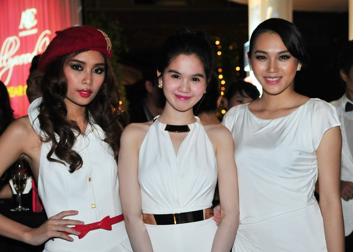 Cười thật tươi cùng Lan Hương (mũ đỏ), Ngọc Thạch. Cười thật tươi cùng Lan Hương (mũ đỏ), Ngọc Thạch.