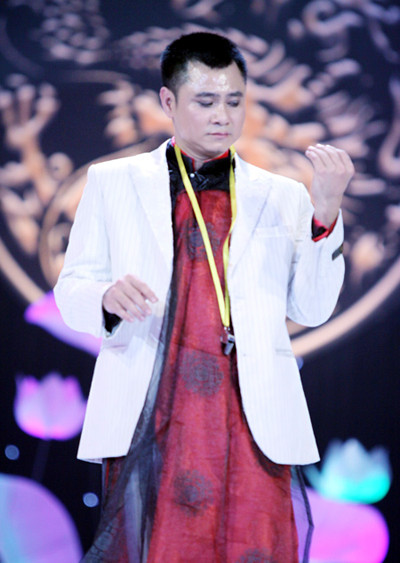 Diễn xuất hình thể của Tự Long có thể gọi là "xuất thần".