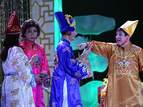 Chí Trung vào vai Táo Giao thông 2012 rất ấn tượng.