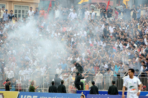 Khói pháo sáng trên sân Thanh Hóa. Ảnh: VSI