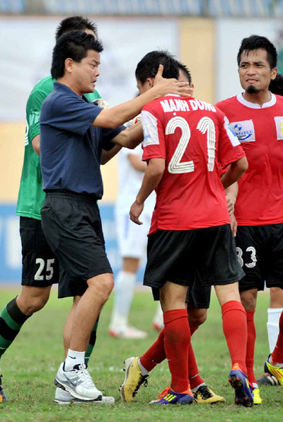 HLV Văn Sỹ bóp cổ học trò Mạnh Dũng. Ảnh: VSI HLV Văn Sỹ bóp cổ học trò Mạnh Dũng. Ảnh: VSI