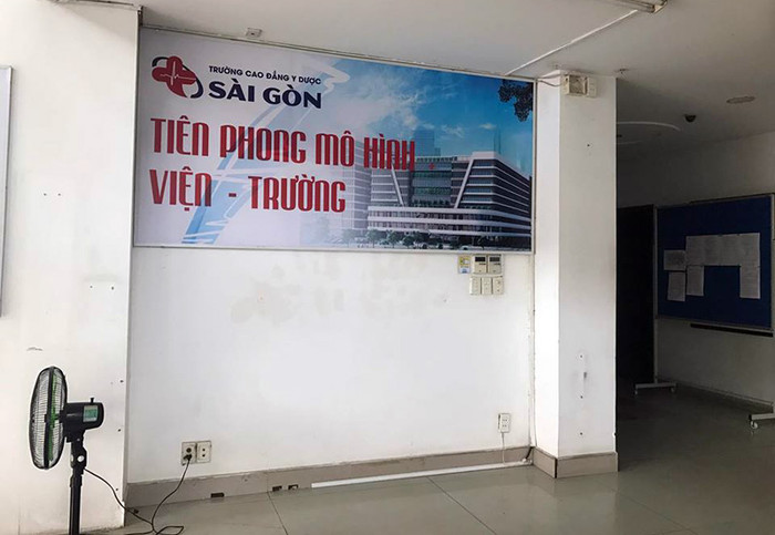 Bên trong địa điểm Trường Cao đẳng Y dược Sài Gòn thuê để đào tạo. Đây là tòa nhà thuộc lô số 7, theo quyết định của thành phố thì không phải nơi dành cho đào tạo. (Ảnh: H.L) Bên trong địa điểm Trường Cao đẳng Y dược Sài Gòn thuê để đào tạo. Đây là tòa nhà thuộc lô số 7, theo quyết định của thành phố thì không phải nơi dành cho đào tạo. (Ảnh: H.L)