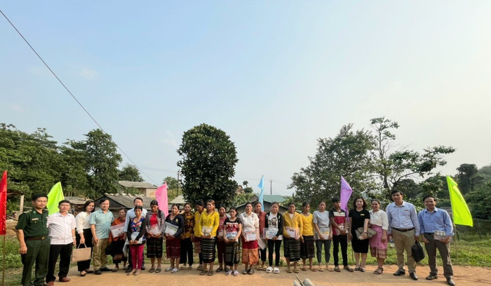 Các học viên đều quyết tâm tìm lấy "cái chữ" để thoát nghèo. Ảnh: Ngọc Hiển