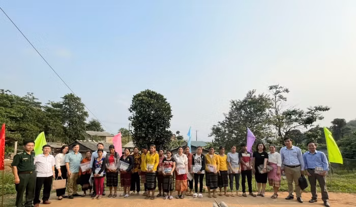 Các học viên đều quyết tâm tìm lấy "cái chữ" để thoát nghèo. Ảnh: Ngọc Hiển